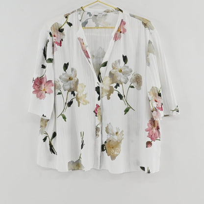 Lynn's Closet Boutique Vince floral V-neck top in white with pink and green botanical print and pleated texture.