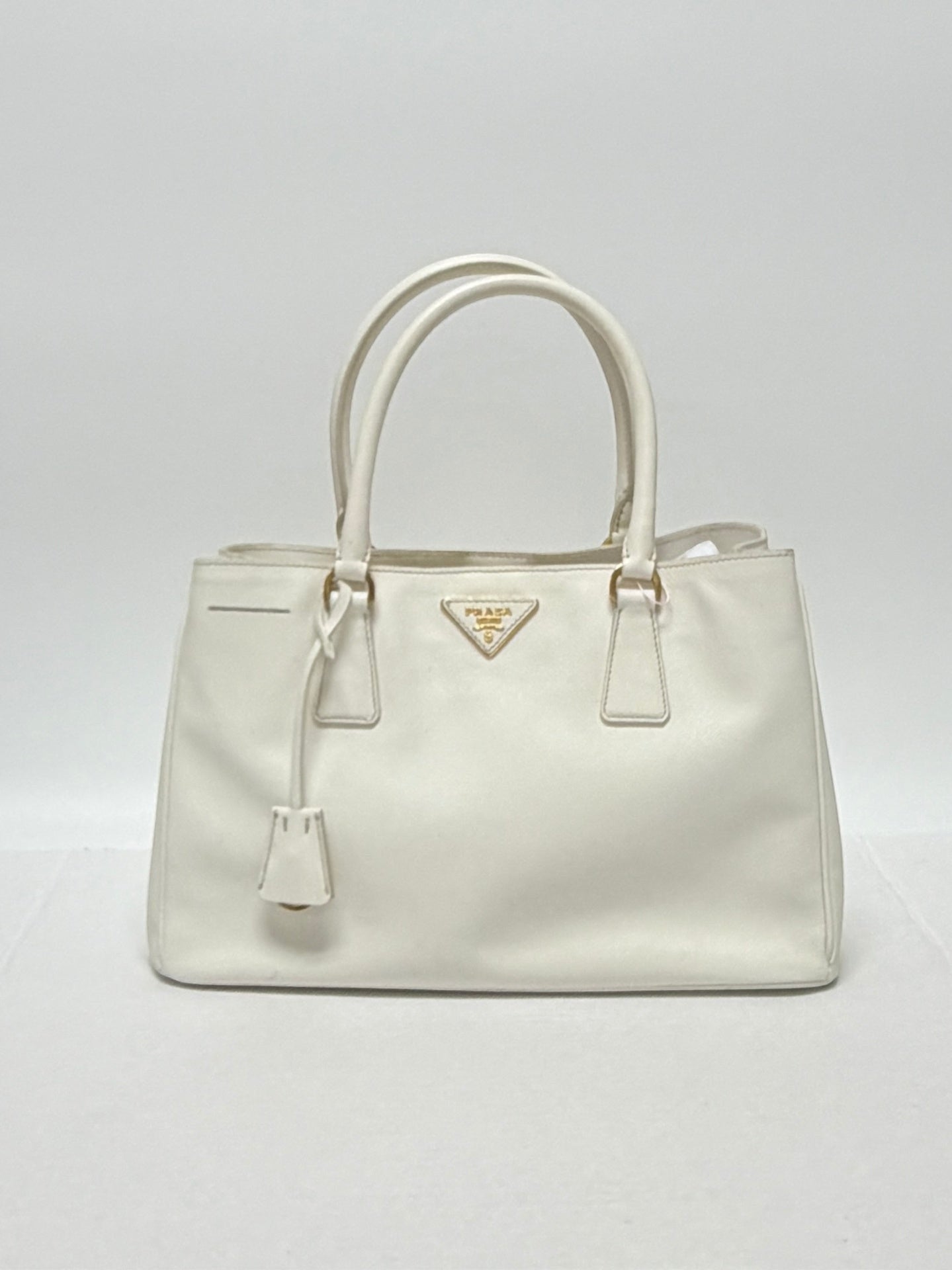 Lynn's Closet Boutique white Prada Galleria medium handbag in Saffiano leather with gold-tone hardware and logo plaque.